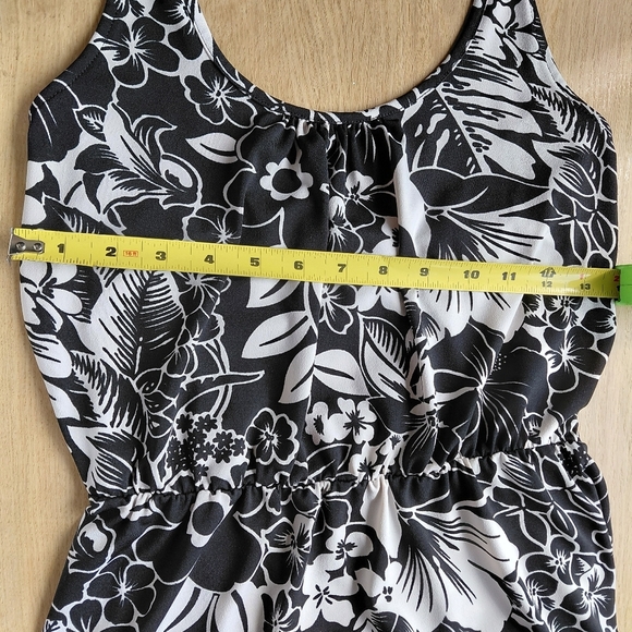 Black and White Sleeveless Halter Maxi Dress - Picture 6 of 6